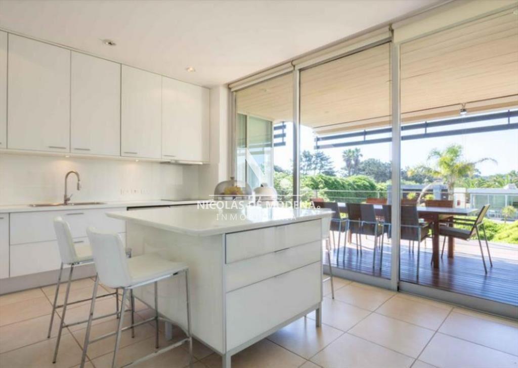 Vende apartamento de 3 dormitorios en Brava Punta