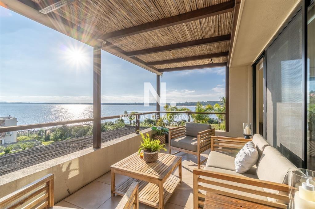 Vende apartamento duplex con vista al mar en