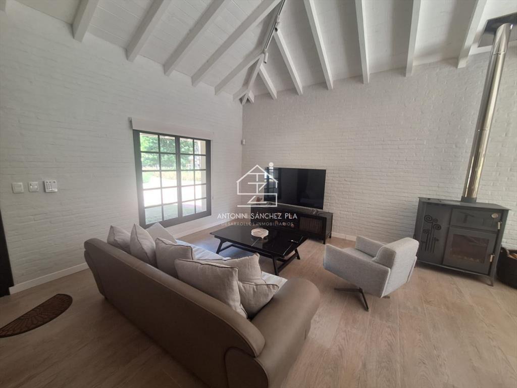 Vende casa de 3 dormitorios con fondo al Club de