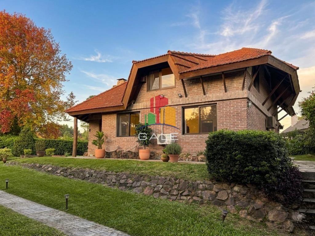 CASA EN VENTA Y ALQUILER ANUAL EN PINARES