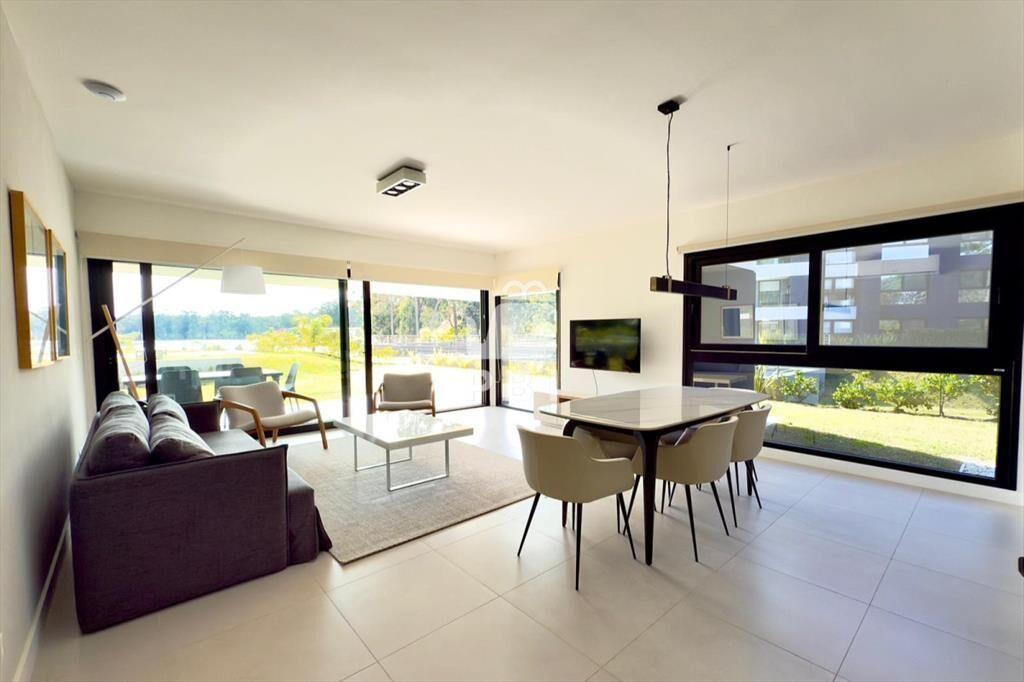 Apartamento de 2 dormitorios en Crystal Views, -
