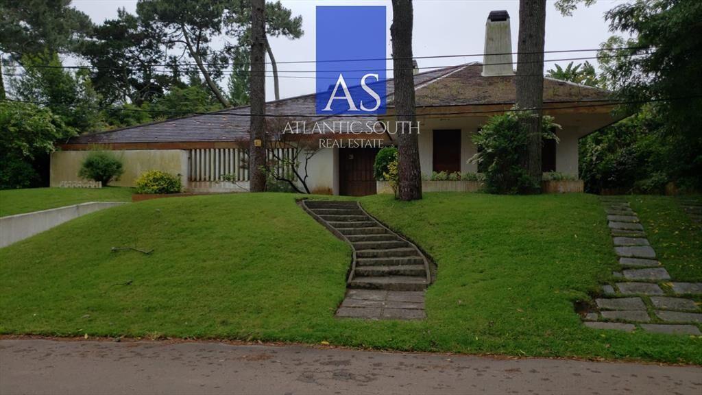 Casa 4 dormitorios en Playa Mansa Punta del Este