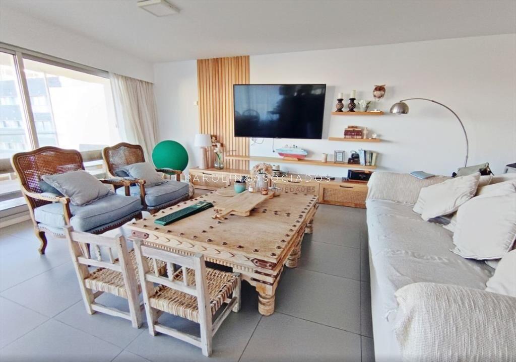 Departamento en Venta de 3 Suites y dependencia
