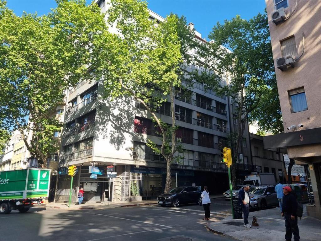 Oficina -Río Branco y Mercedes, 205 m2, reciclada y equipad