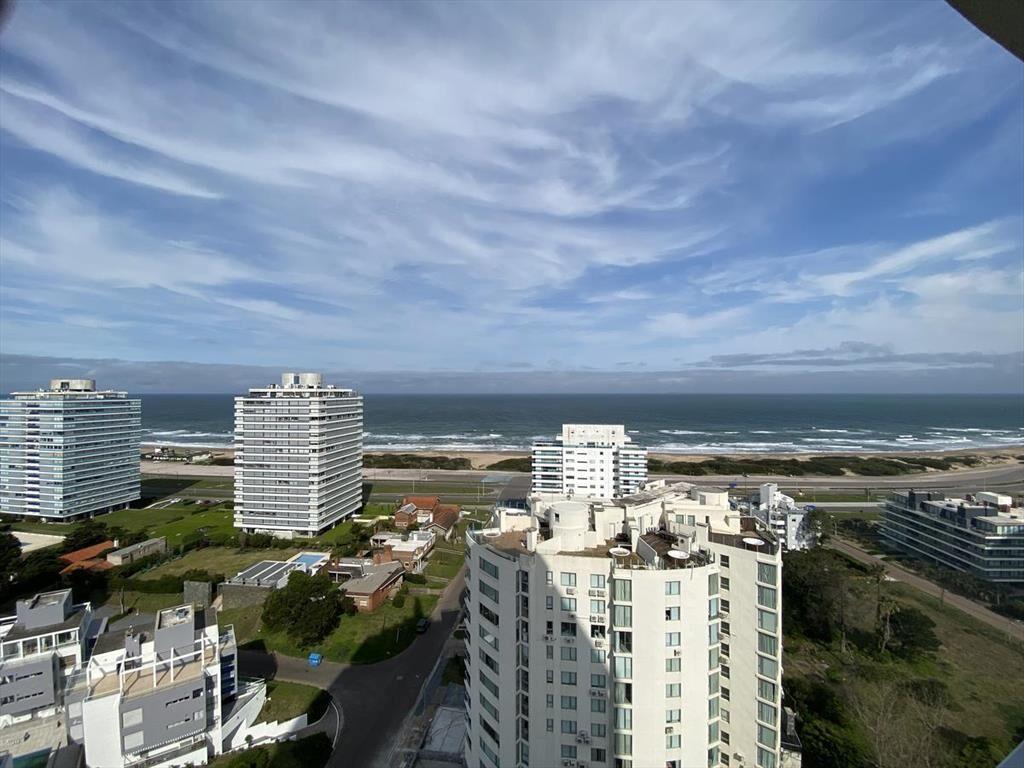 Wind Tower parada 7 de la Brava, Punta del Este.  Espectacu