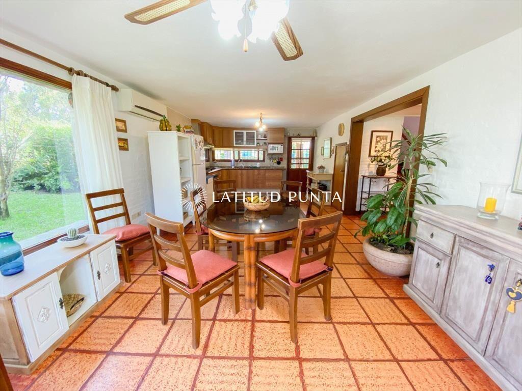Casa de 4 dormitorios y parrillero