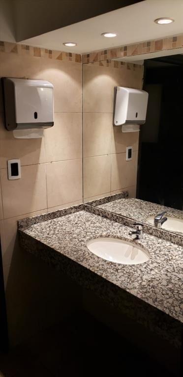 En Aguada, excelente nave y oficinas, gran presencia!!! Ide