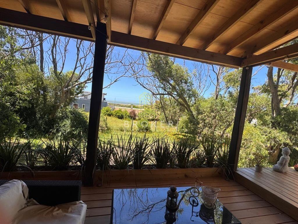 Moderna casa, a pasos del mar, en alquiler en del