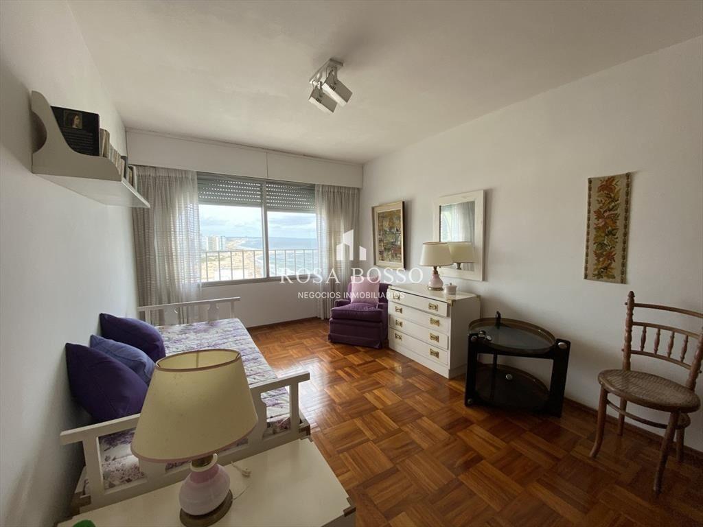 Apartamento a la venta con 4 dormitorios y servicio complet