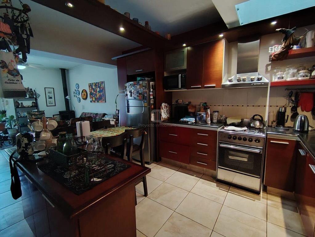 Venta casa Malvin con garage y fondo.-