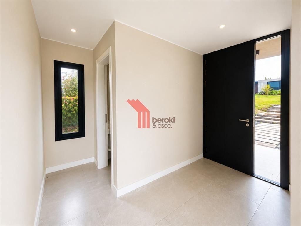 Venta de casa de 3 dormitorios, 3 baños y cuarto