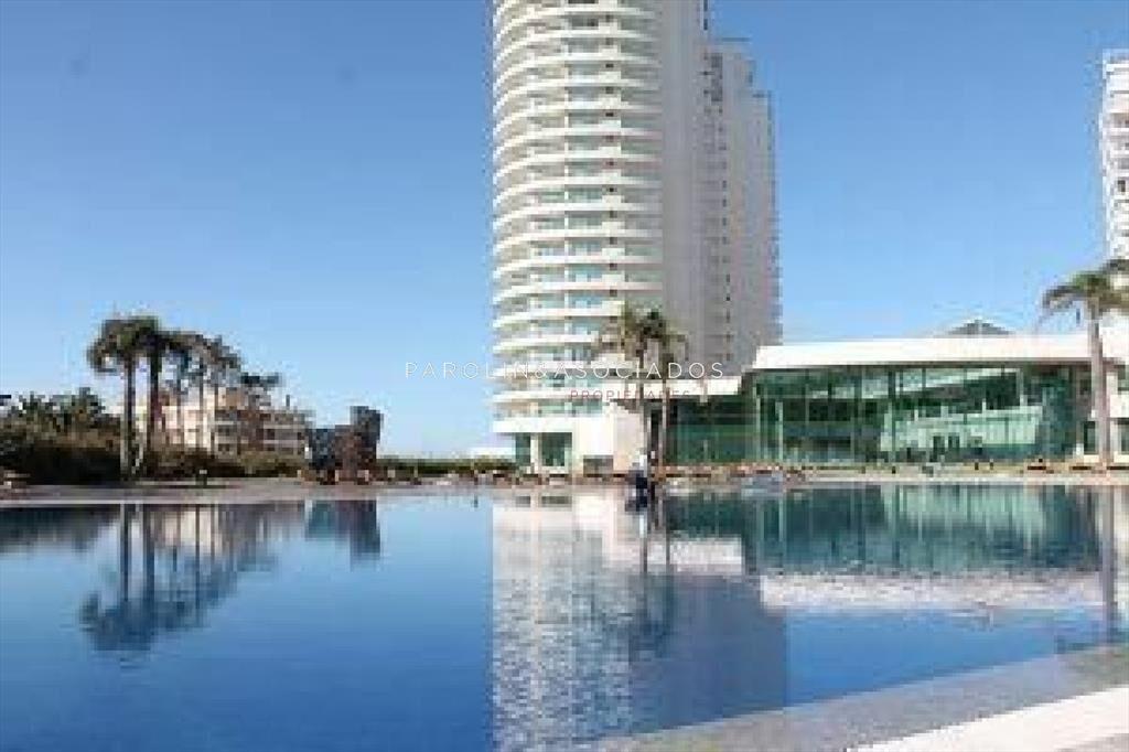Apartamento en venta de 3 dormitorios en torre