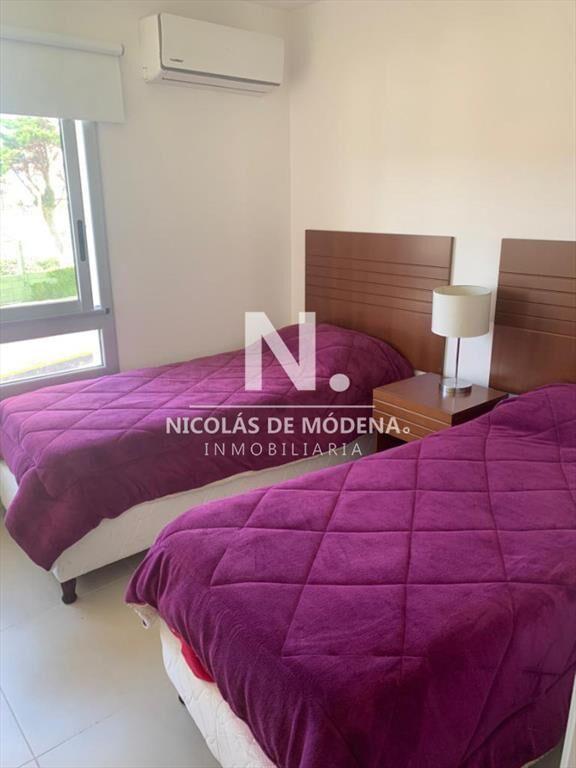 Vende apartamento con parrillero, de 3 dormitorios en playa