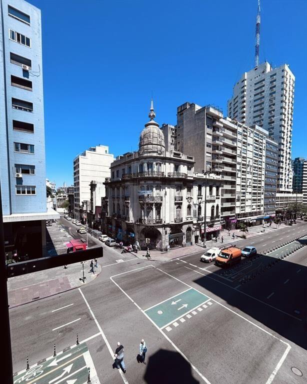 VENTA EDIFICIO TRES PISOS DE OFICINA EN 18 DE JULIO