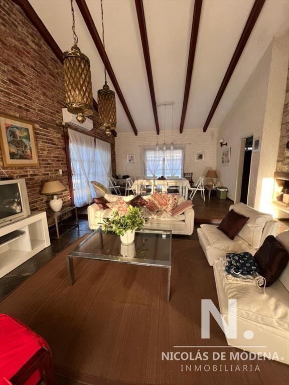 Casa de 3 Dormitorios mas Dependencia de Servicio en venta,