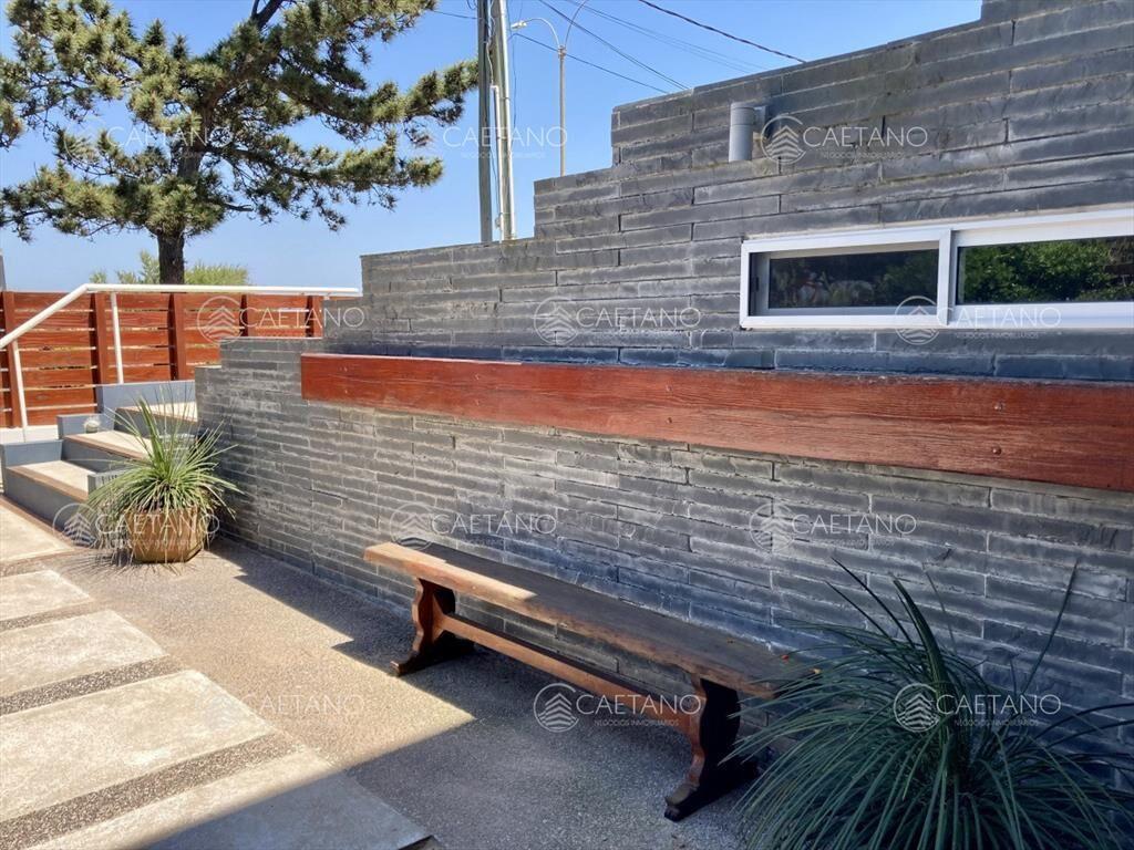 Casa Punta del Este en primera linea de la mansa