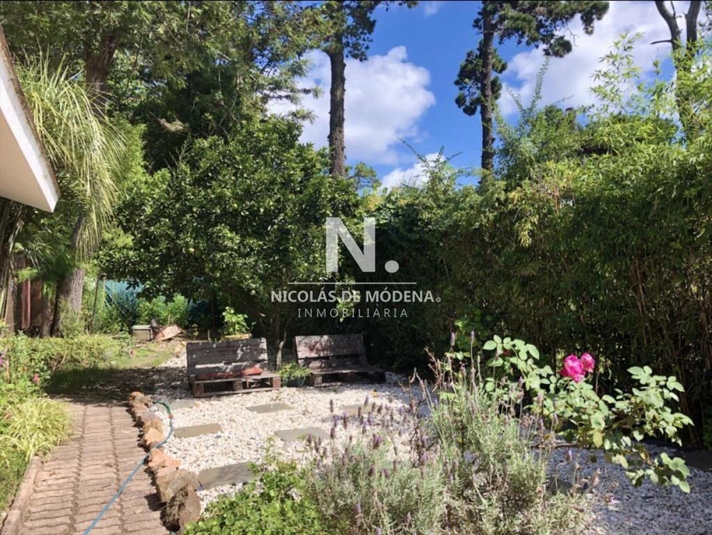 Vende casa en excelente estado, con 3 dormitorios