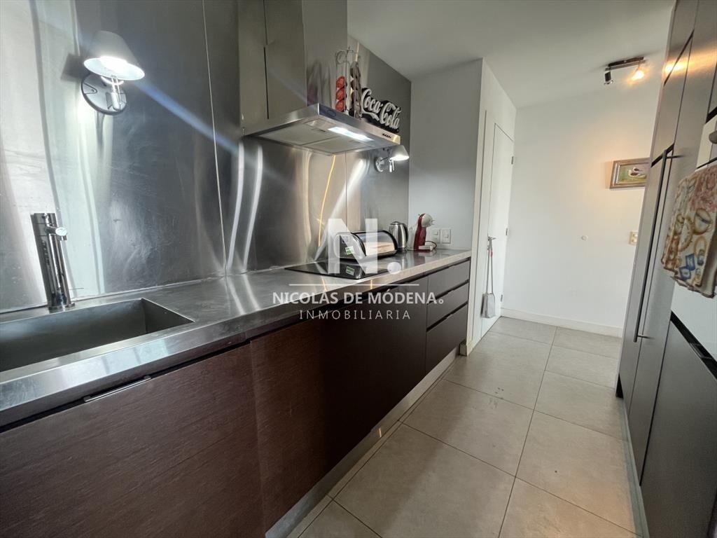 Piso intermedio de 2 dorrmitorios en venta en Torre Yoo