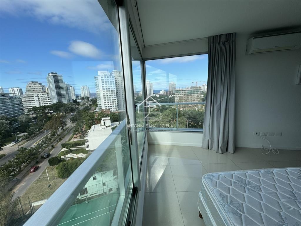 Hermoso apartamento en Av. Roosevelt - Punta del