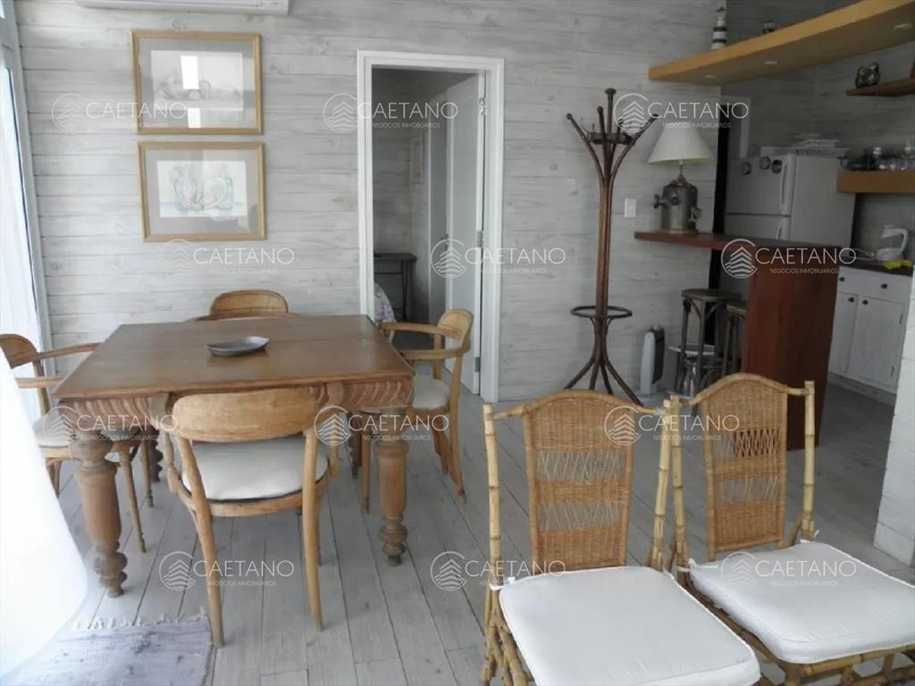 Venta casa 7 dormitorios. Punta Piedras,