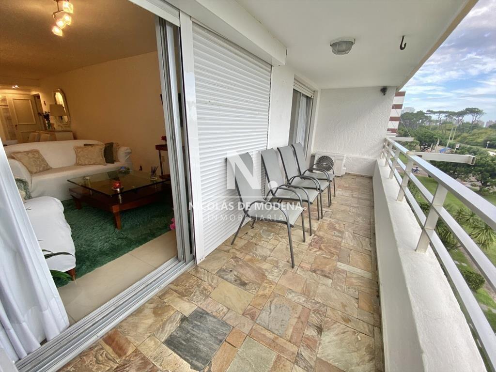 Vende impecable apartamento de 3 dormitorios, en