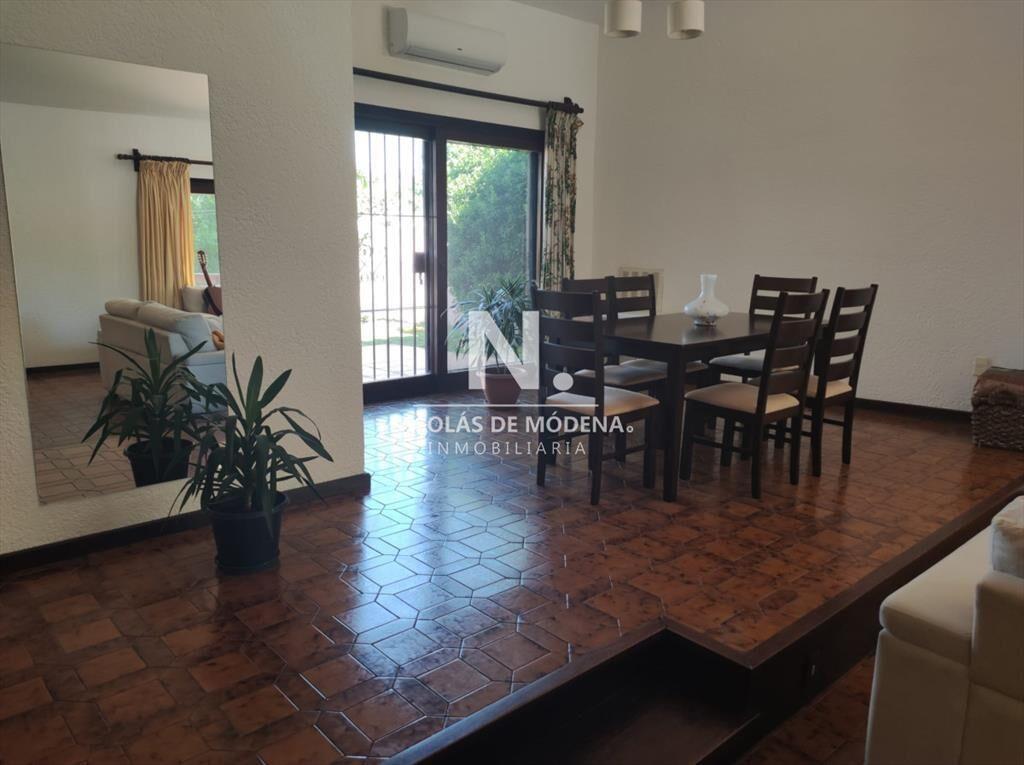 Vende casa de 2 dormitorios en Cantegril Punta