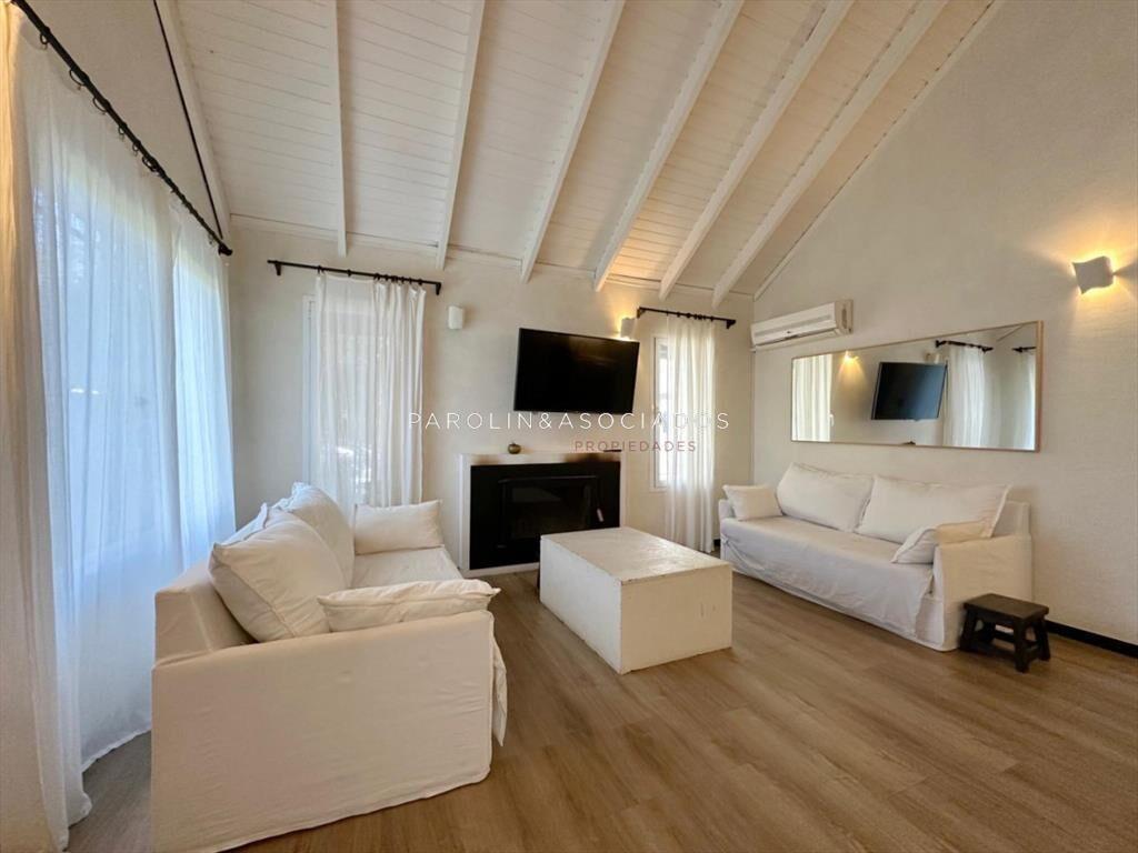 Casa En Venta De 5 Dormitorios + Dependencia de