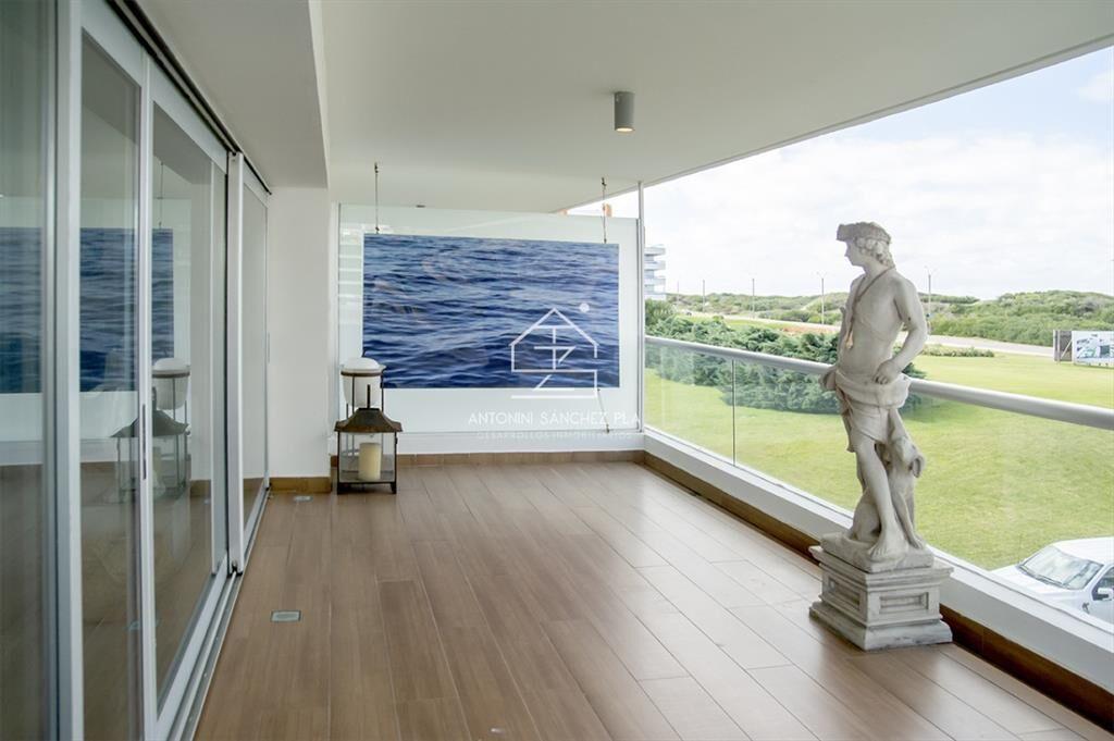 Vende espectacular apartamento en Brava de 3 dormitorios.