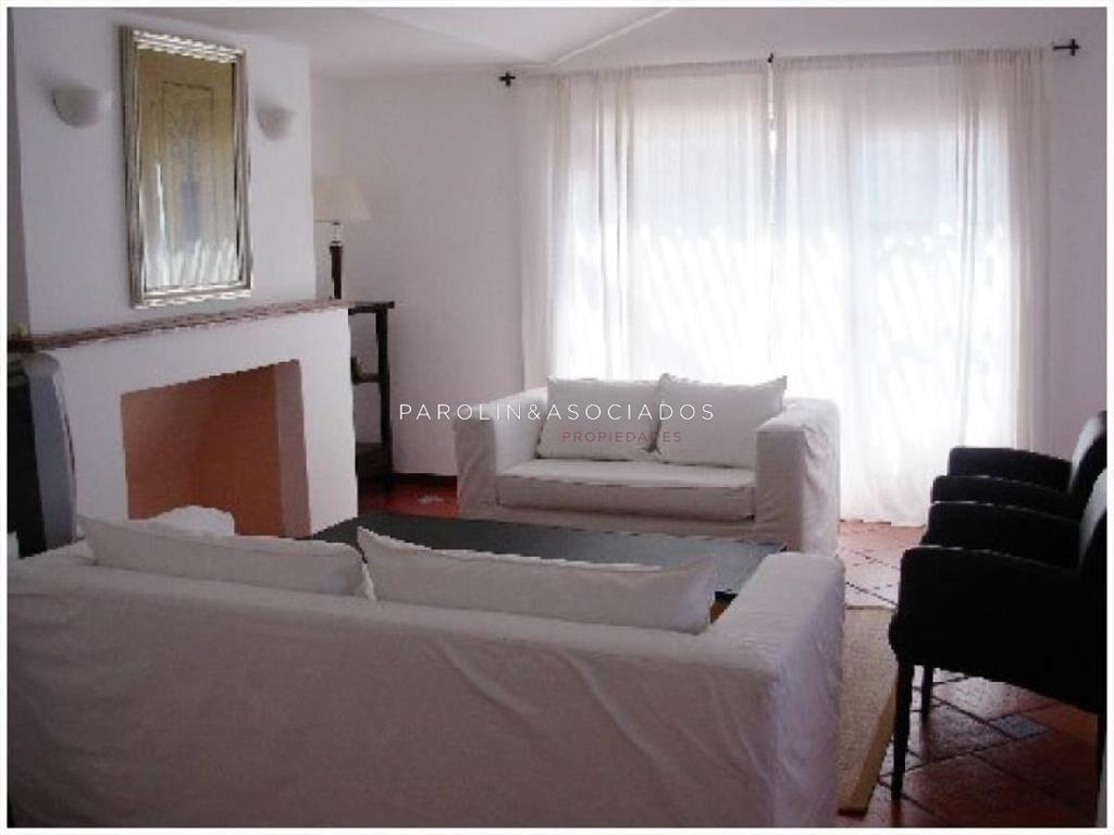 VENTA DE CASA DE 3 DORMITORIOS EN MANANTIALES CON