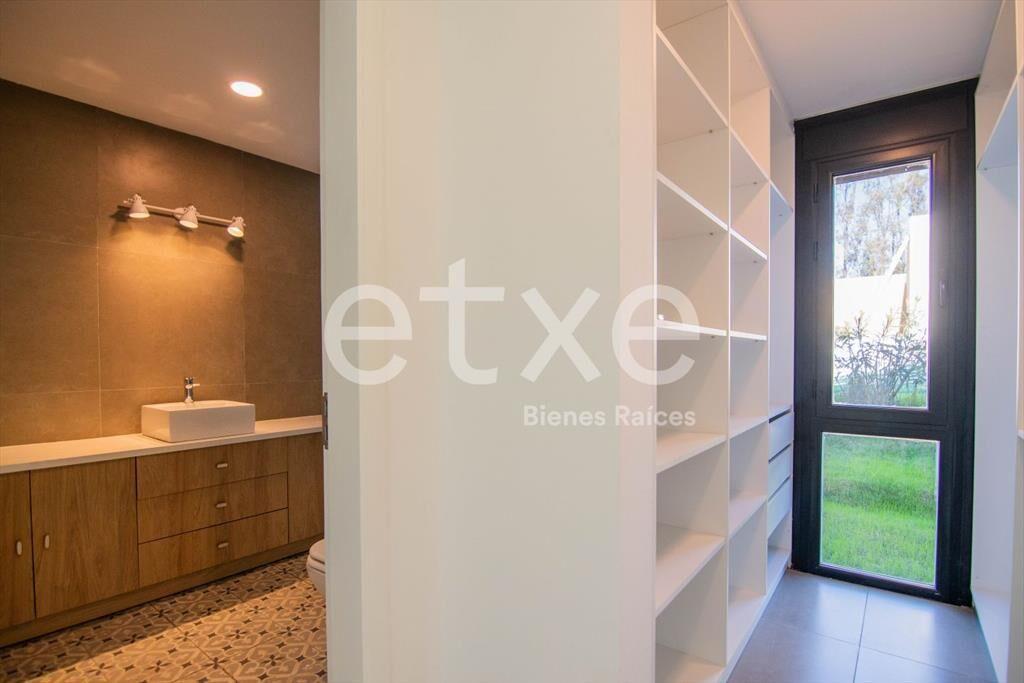 Casa en Venta con Renta en Cumbres de Carrasco...