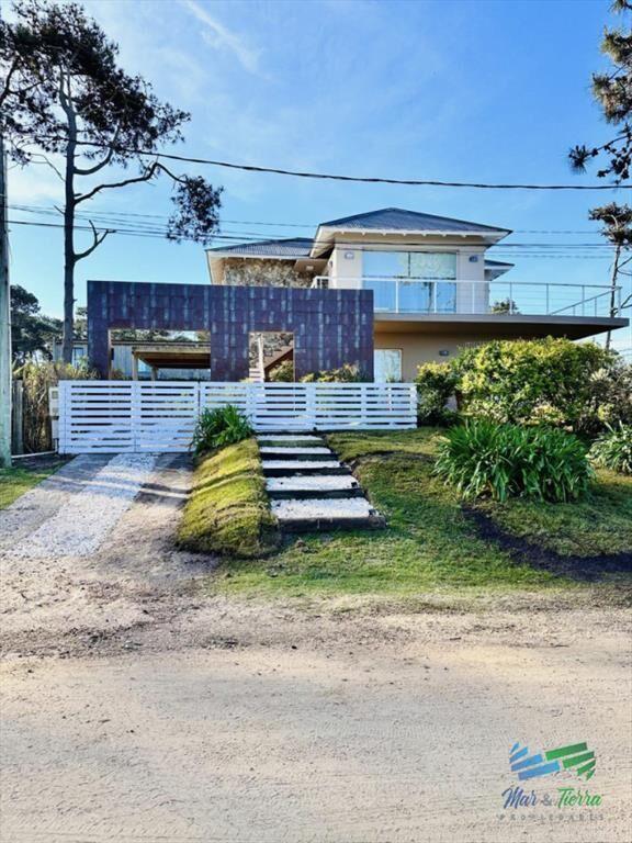 Excelente Casa de 6 Dormitorios y Piscina en La