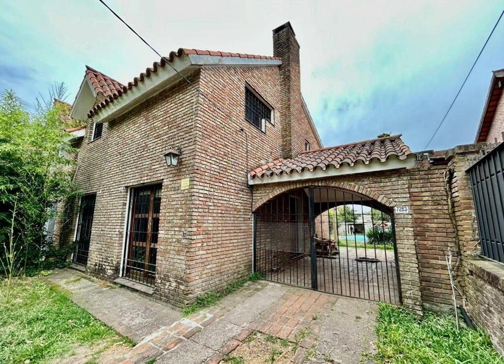 Venta de Casa con 3 dormitorios y piscina en Carrasco norte