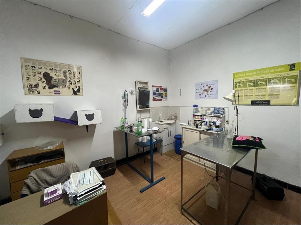 Venta local comercial de 277m2 sobre Gral Flores