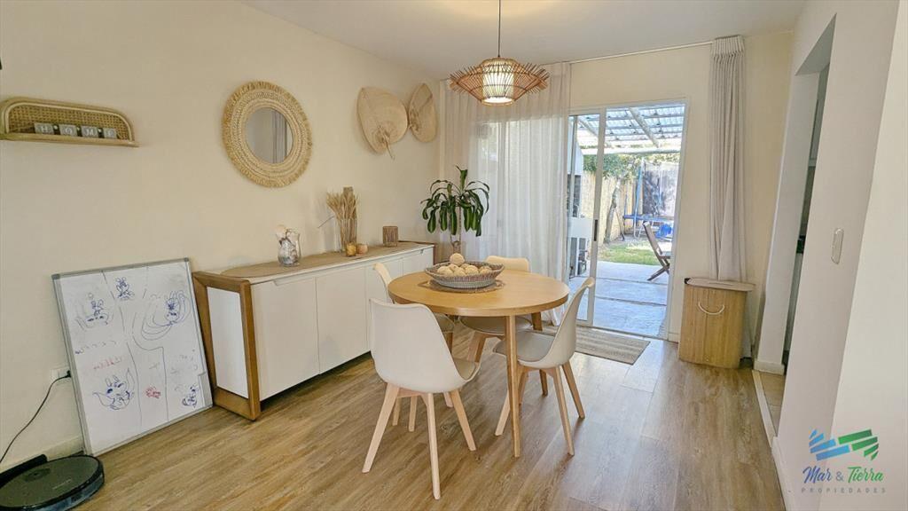 Venta y alquiler anual de casa en Pinares a 200 -