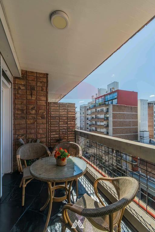 Venta apartamento, 2 dorm., terraza, Pocitos.