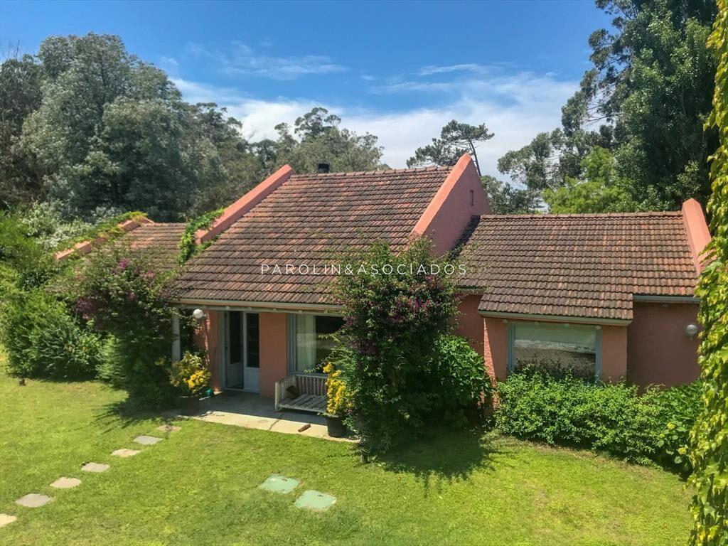 Casa en venta de 2 dormitorios en La Barra, Punta del Este.