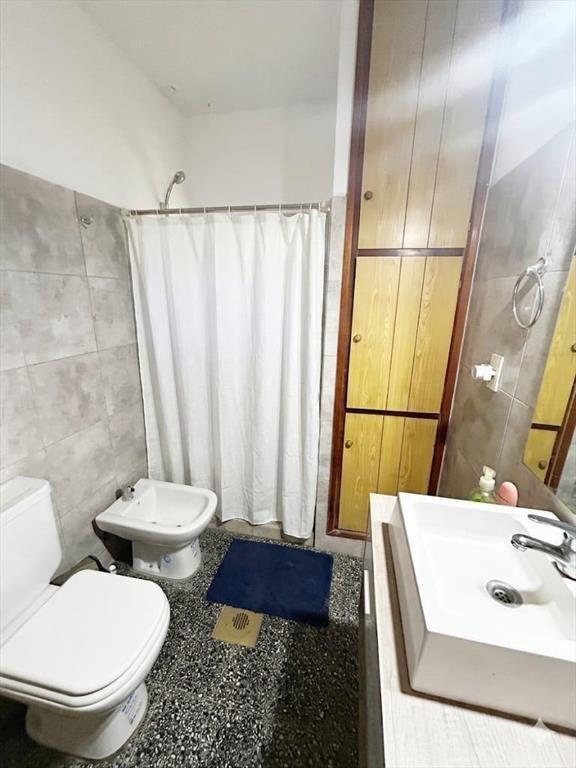 Casa a la Venta en La Comercial de Tres Dormitorios con Coc