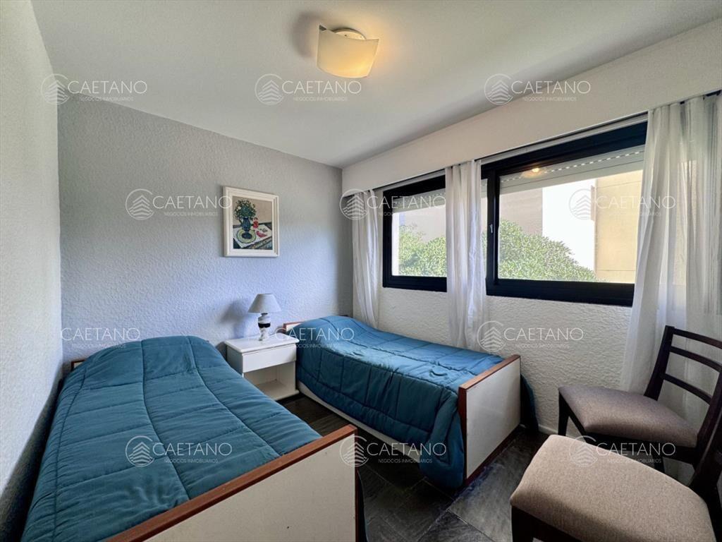 Venta apartamento de dos dormitorios, Playa Brava