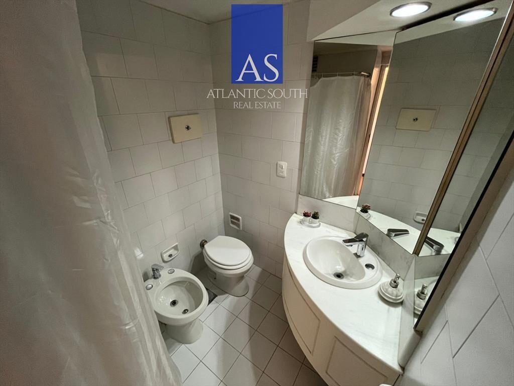 Vende apartamento de 2 dormitorios con terraza y