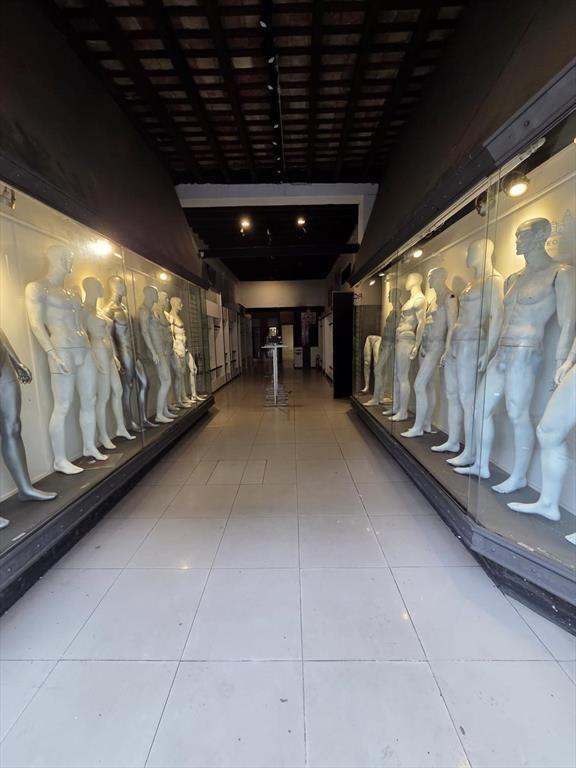 18 de julio y Vazquez, 170 m2 de planta, 4,5 mts de frente