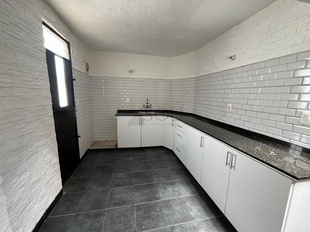 VENDE CASA 4 DORMITORIOS, PATIO CON PARRILLERO PASO MOLINO