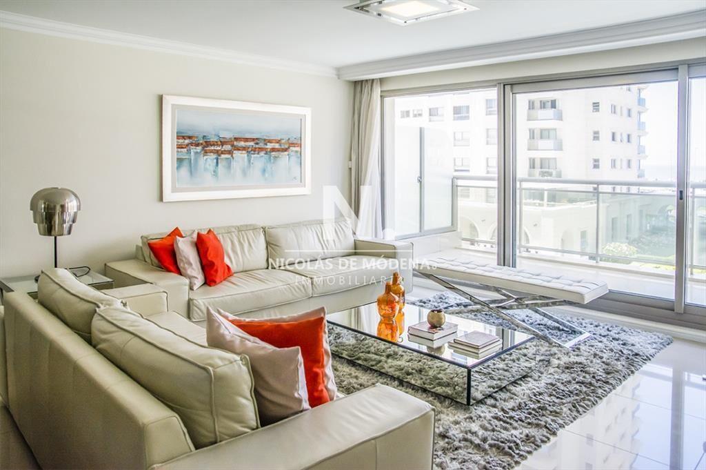Departamento en venta con amplios dormitorios.