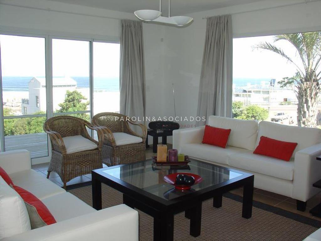 VENTA DE CASA DE 4 DORMITORIOS CON VISTA AL MAR
