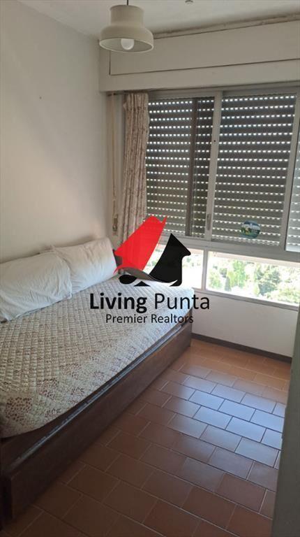 Vende apartamento de 2 dormitorios más servicio