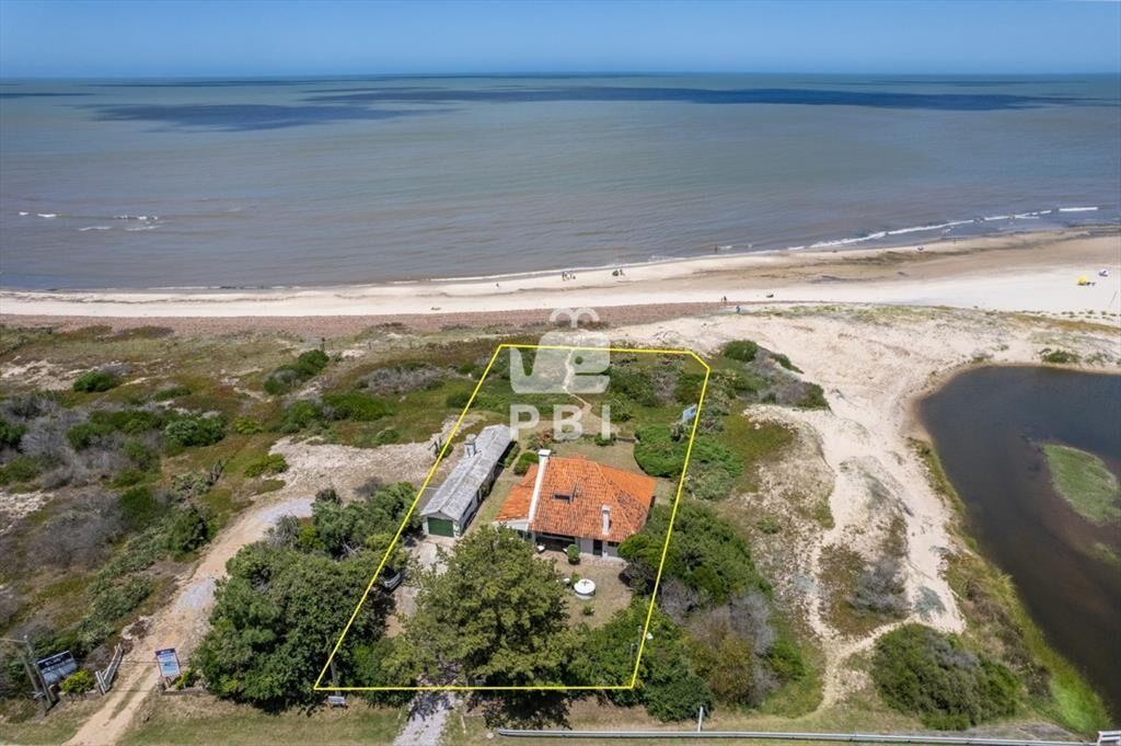 Casa en primera lÃ­nea al mar - Ref : PBI3194