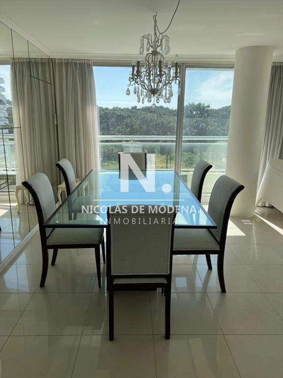 Vende apartamento de 3 dormitorios en Roosevelt.
