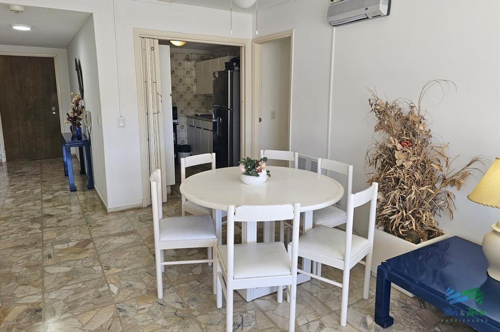 Alquilo apartamento 2,5 dormitorios en playa mansa, complej