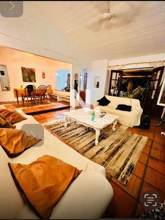Vende casa en Punta del Este de 4 dormitorios.