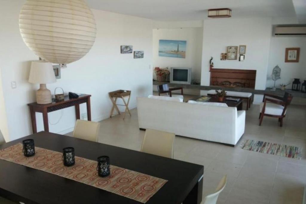CASA EN VENTA DE 4 DORMITORIOS EN LA BARRA