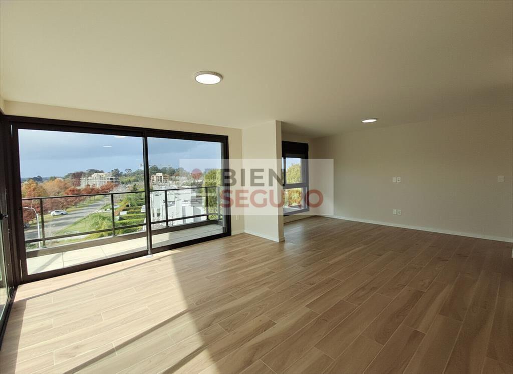 Penthouse de 3 dormitorios en alquiler en Carrasco Norte. C